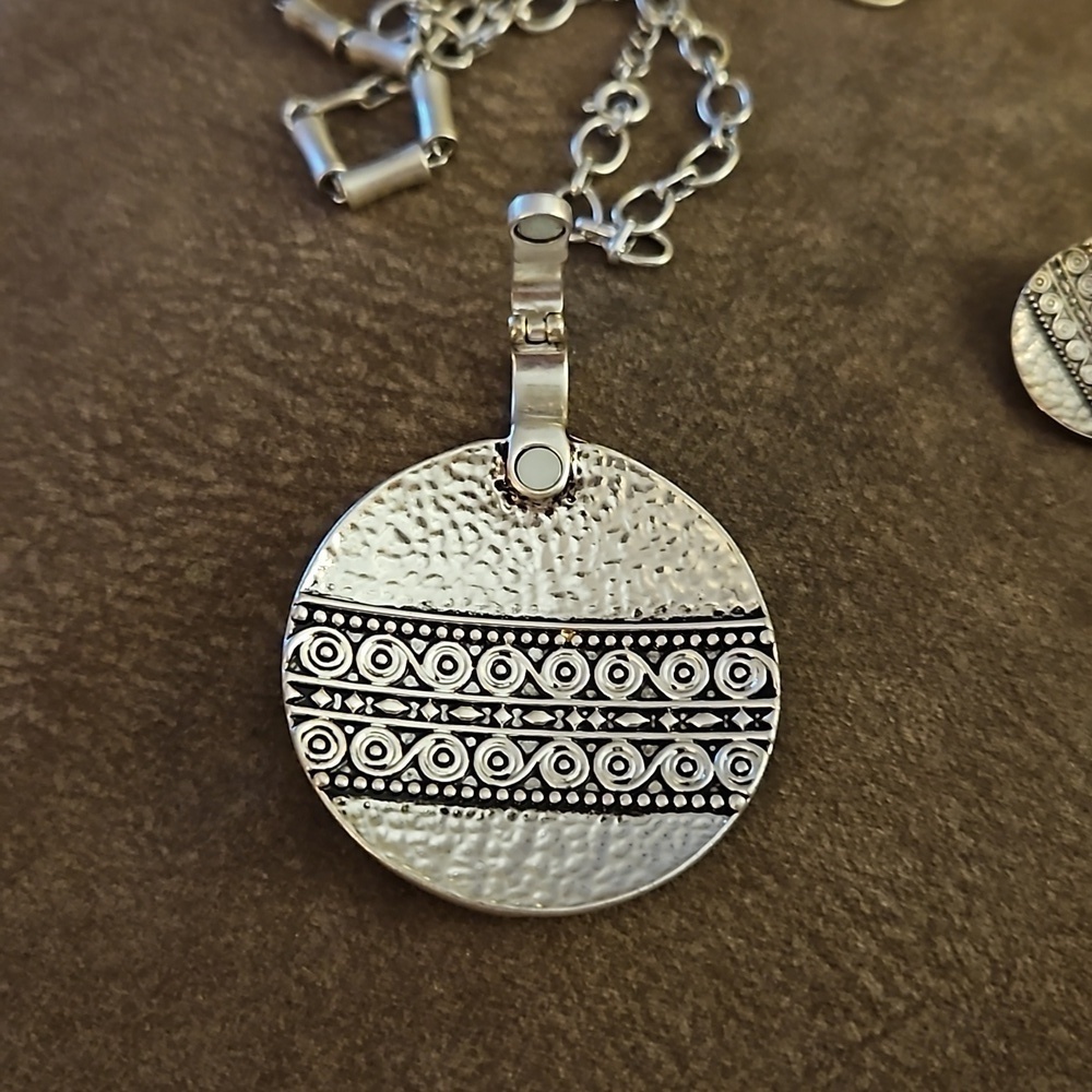 PREMIER DESIGNS New Seasons Reversible Abstract Circle Pendant Jewelry Set - Picture 8 of 9